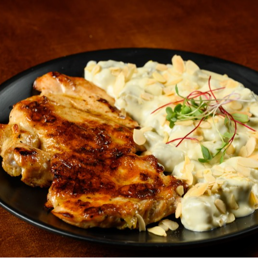 Galeto grelhado com gnocchi de banana da terra / Grilled chicken with plantain gnocchi