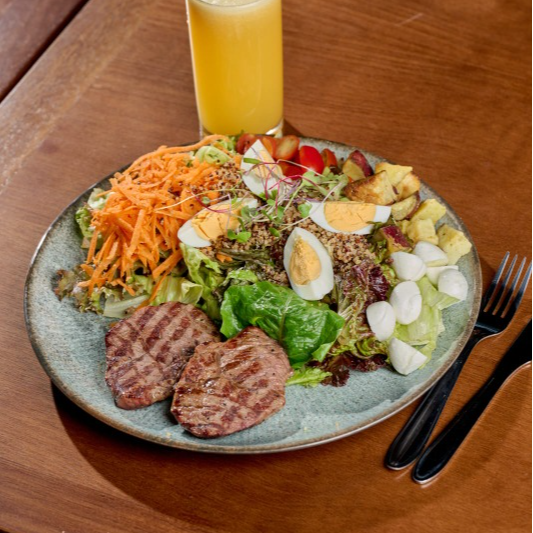 Salada do chefe com baby bife black / Chef's salad with baby black steak