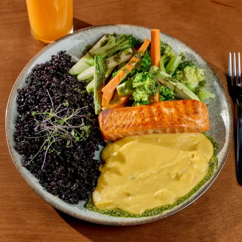 Salmão grelhado ( 180g)/ Grilled salmon (180g)