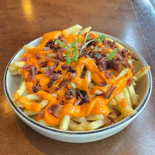 Batata com cheddar e bacon/ Potatoes with cheddar and bacon
