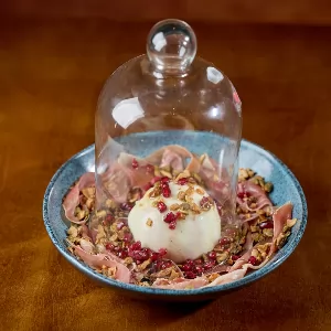 Burrata com mel trufado Presunto Ramon mix de castanhas