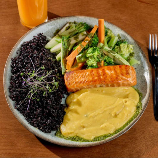 Salmão grelhado ( 180g)/ Grilled salmon (180g)