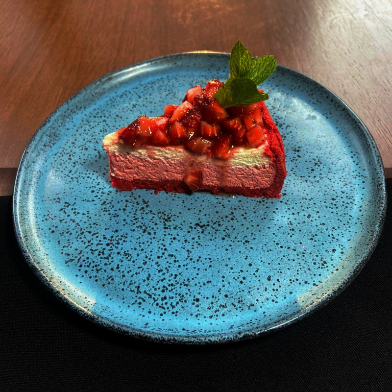 Cheesecake de morango com calda de frutas vermelha