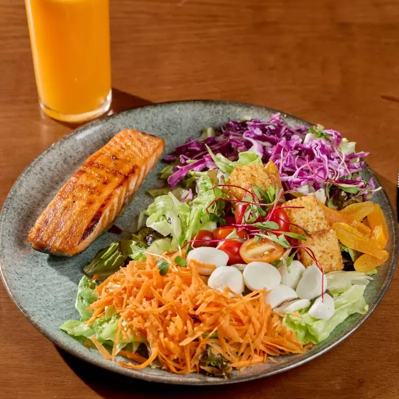 Salada 246 com salmão/Salad 246 with salmon