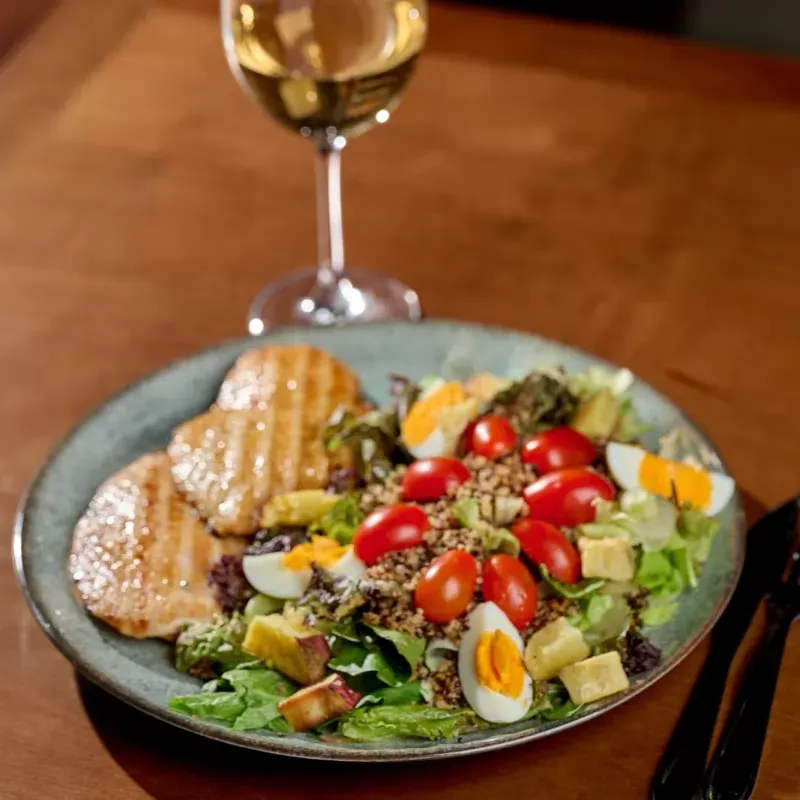 Frango grelhado com salada protéin /Grilled chicken with protein salad