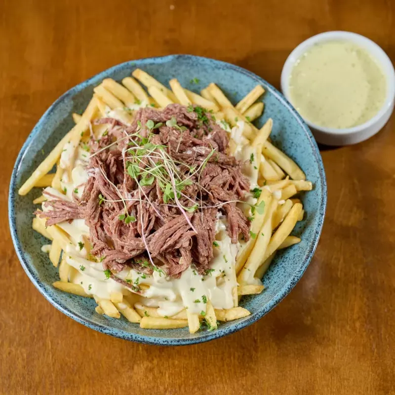 Batata frita com creme de queijo e costelinha defumada