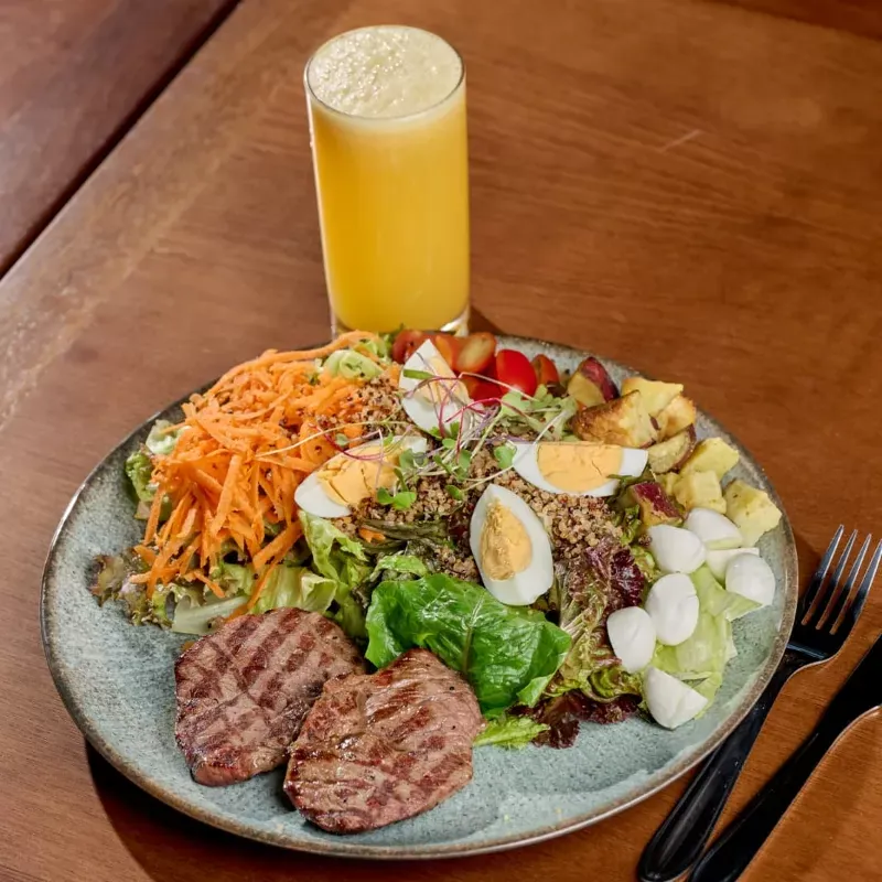 Salada do chefe com baby beef black/ Chef's salad with baby beef black