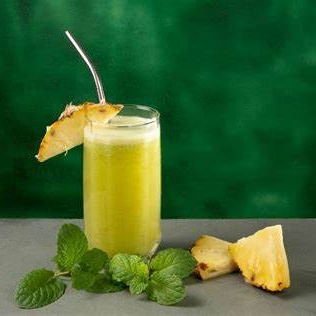 Suco de abacaxi com hortelã
