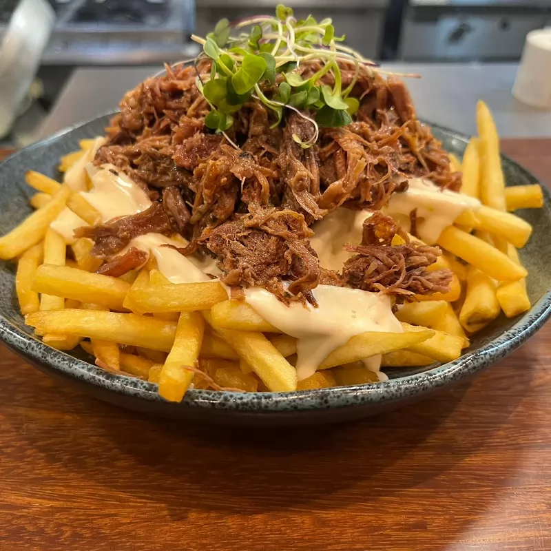 Batata frita com creme de queijo e costelinha defumada